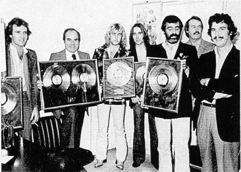 Remises de disques d'or pour 'Live' et 'Rockin' all over the world' (26/10/1978)